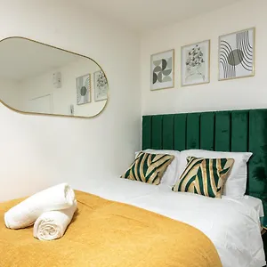 Exquisite Apartments- With Garden Lounge & games room Apartment Cardiff