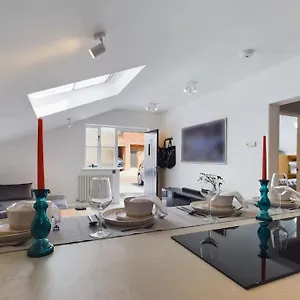 The Hideout King Bed/w Tv Free Parking Holiday home Cheltenham
